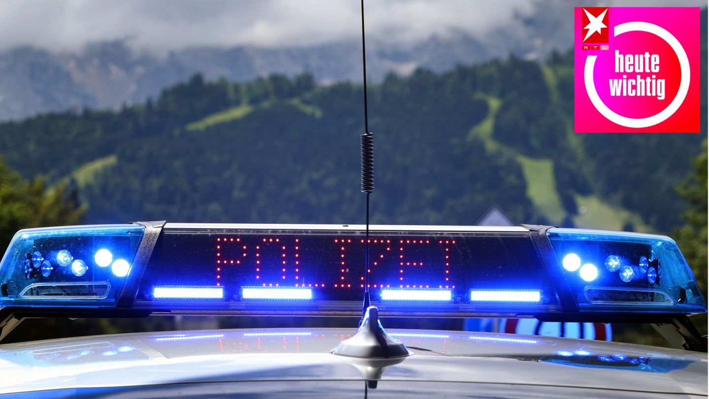 Mit Blaulicht und der Anzeige "Polizei· steht ein Polizeifahrzeug bei einer Verkehrskontrolle