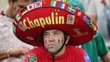 Doha, Katar. Ein mexikanischer Fan blickt kritisch von der Tribüne auf das Spielfeld. Mexiko hat Saudi-Arabien zwar besiegt, aber für das Weiterkommen hat es nicht gereicht.