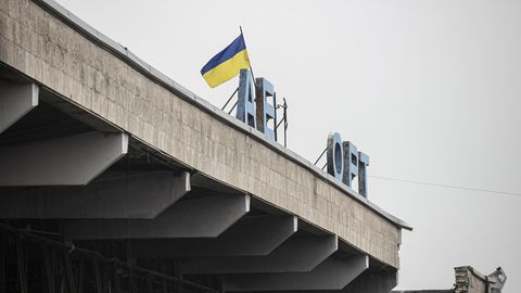 Eine Ukraine-Flagge weht über dem vom Krieg gezeichneten Flughafen von Cherson