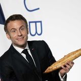 Macron hält Rede mit Baguette