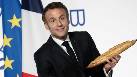 Macron hält Rede mit Baguette