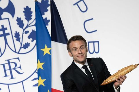 Macron hält Rede mit Baguette
