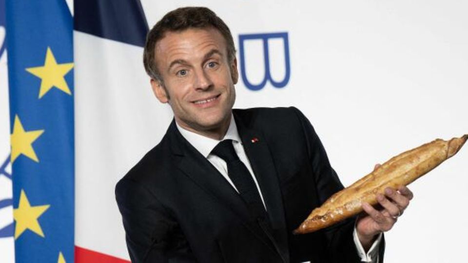 Macron hält Rede mit Baguette