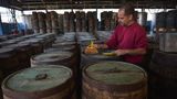 Ein Arbeiter reinigt Rum-Fässer in der Havana Club's San Jose Brauerei.