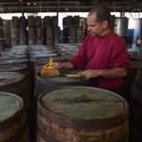 Ein Arbeiter reinigt Rum-Fässer in der Havana Club's San Jose Brauerei.