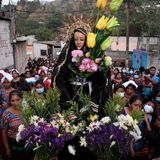 In Guatemala wird Ostern eine ganze Woche lang gefeiert. Die sogenannte "Semana Santa" ("Heilige Woche") gilt als wichtigste Feierlichkeit im ganzen Jahr und ist nun auch Teil des immateriellen Weltkulturerbes. Von Palmsonntag bis Ostersonntag finden prunkvolle Prozessionen statt, bei denen Figuren, wie die heilige Maria per Sänfte und begleitet von Kapellen durch die Ortschaften getragen werden. Die Menschen kleiden sich dabei oft traditionell, die Straßen werden mit bunten Blumenteppichen geschmückt. 