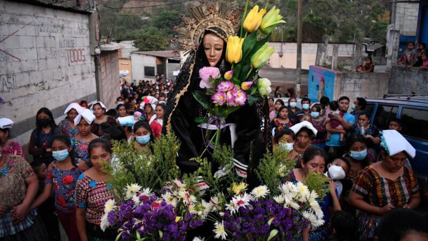 Guatemalas Semana Santa In Guatemala wird Ostern eine ganze Woche lang gefeiert. Die sogenannte "Semana Santa" ("Heilige Woche") gilt als wichtigste Feierlichkeit im ganzen Jahr und ist nun auch Teil des immateriellen Weltkulturerbes. Von Palmsonntag bis Ostersonntag finden prunkvolle Prozessionen statt, bei denen Figuren, wie die heilige Maria per Sänfte und begleitet von Kapellen durch die Ortschaften getragen werden. Die Menschen kleiden sich dabei oft traditionell, die Straßen werden mit bunten Blumenteppichen geschmückt.