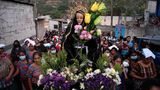 In Guatemala wird Ostern eine ganze Woche lang gefeiert. Die sogenannte "Semana Santa" ("Heilige Woche") gilt als wichtigste Feierlichkeit im ganzen Jahr und ist nun auch Teil des immateriellen Weltkulturerbes. Von Palmsonntag bis Ostersonntag finden prunkvolle Prozessionen statt, bei denen Figuren, wie die heilige Maria per Sänfte und begleitet von Kapellen durch die Ortschaften getragen werden. Die Menschen kleiden sich dabei oft traditionell, die Straßen werden mit bunten Blumenteppichen geschmückt. 