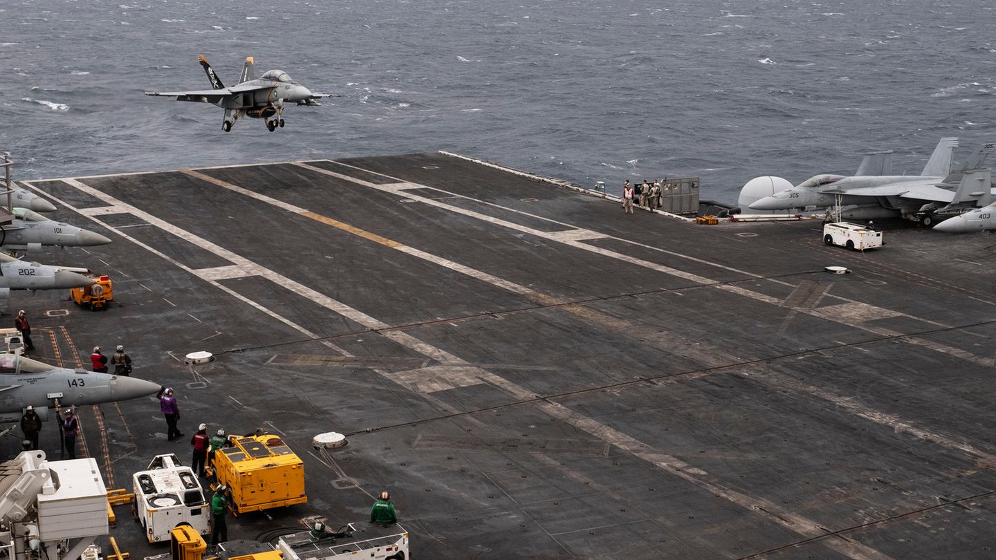 Ein Kampfflugzeug landet auf der USS George H.W. Bush