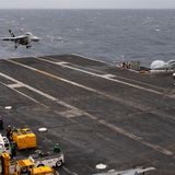 Ein Kampfflugzeug landet auf der USS George H.W. Bush