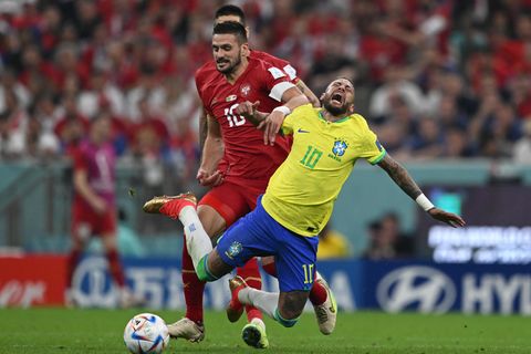 Der Brasilianer Neymar (ohne Bodenkontakt) wird oft gefoult