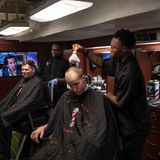 Kleinstadt auf dem Wasser: Beim Friseur bekommen Seeleute ihre Haare geschnitten