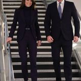 Prinz William und Herzogin Kate landeten am Mittwoch auf dem Boston Logan International Airport und starteten ihren dreitägigen Besuchs in den Vereinigten Staaten. Die Prinzessin von Wales verzauberte auf den ersten Blick und Schritt mit einem eleganten Look. Sie trug einen dunkelblauen 3000-Dollar-Hosenanzug von Alexander McQueen. 