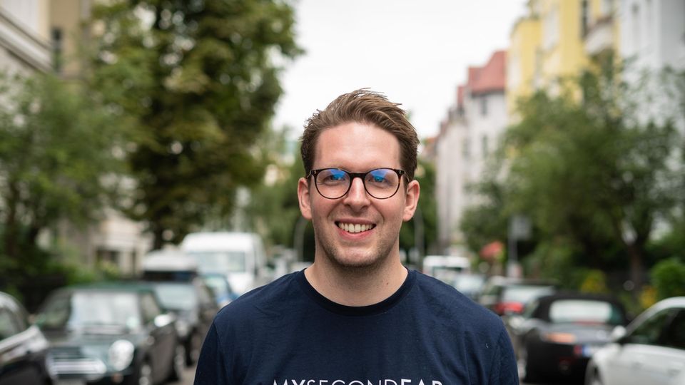 Niklas Spichalsky ist Gründer des Online-Akustiker "MySecondEar". Er selbst trägt seit seiner Kindheit Hörgeräte und weiß genau, auf welche Hürden Schwerhörige damit stoßen. Deshalb setzt er sich aktiv für mehr Nachhaltigkeit und Komfort für die Träger ein – und gegen das Stigma, das Schwerhörige immer noch betrifft. 