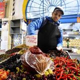Auf dem Stadtmarkt in Tunis bietet ein Verkäufer einen Teller mit roter Harissa, das Nationalgewürz Tunesiens, an. Die aus dem Maghreb stammende scharfe Gewürzpaste aus frischen Chilis, Kreuzkümmel, Koriandersamen, Knoblauch, Salz und Olivenöl wird in die Liste des immateriellen Unesco-Weltkulturerbes aufgenommen.