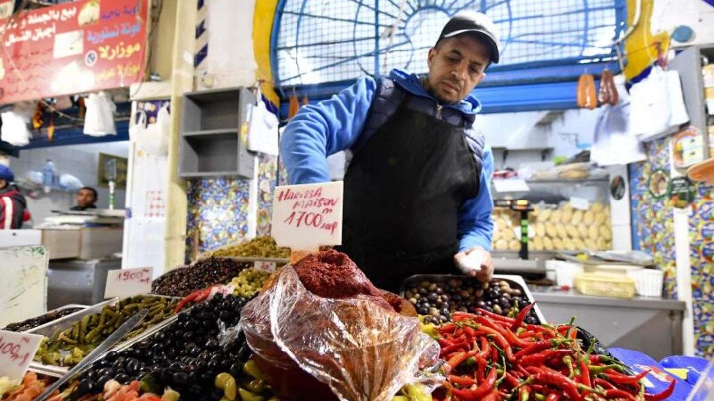Auf dem Stadtmarkt in Tunis bietet ein Verkäufer einen Teller mit roter Harissa, das Nationalgewürz Tunesiens, an. Die aus dem Maghreb stammende scharfe Gewürzpaste aus frischen Chilis, Kreuzkümmel, Koriandersamen, Knoblauch, Salz und Olivenöl wird in die Liste des immateriellen Unesco-Weltkulturerbes aufgenommen.