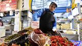 Auf dem Stadtmarkt in Tunis bietet ein Verkäufer einen Teller mit roter Harissa, das Nationalgewürz Tunesiens, an. Die aus dem Maghreb stammende scharfe Gewürzpaste aus frischen Chilis, Kreuzkümmel, Koriandersamen, Knoblauch, Salz und Olivenöl wird in die Liste des immateriellen Unesco-Weltkulturerbes aufgenommen.
