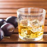 Der Sliwowitz – Serbiens berühmter Pflaumenschnaps – ist nun offiziell immaterielles Kulturerbe der Menschheit. Damit würden die Tradition, die "sozialen Praktiken", das Handwerk und das Wissen um die Herstellung und Verwendung des berühmten Pflaumenschnapses gewürdigt, erklärt die Weltkulturorganisation. Obstbrände werden in der gesamten Balkanregion produziert, aber nirgends ist der aus Pflaumen hergestellte Rakia so eng mit dem Leben und den Bräuchen der Menschen verbunden wie in Serbien. Geburten, Taufen, Hochzeiten und Trauerfeiern sind in dem Balkanland ohne Sliwowitz undenkbar, im Alltag wird er auch gerne als "Medizin" eingesetzt, etwa als Halswickel bei Halsschmerzen oder als Fußmassage gegen hohes Fieber.