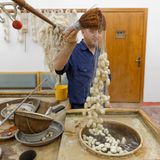 Die Serikultur ist tief in der Großen Seidenstraße verwurzelt und bezeichnet den Prozess rund um die traditionelle Herstellung von Seide für die Weberei. Für die Seidenraupenzucht werden Maulbeerbäume angebaut, von deren Blättern sich die Larven ernähren, bevor sie ihre Seidenkokons spinnen. Anschließend werden die Fasern von den Kokons abgespult, zu Seidenfäden gesponnen, gereinigt und gefärbt. Aus den Fäden werden dann verschiedene Kunsthandwerksprodukte hergestellt, darunter Stoffe, Teppiche und Vorhänge. In Afghanistan, Iran, Tadschikistan, Türkei, Turkmenistan und Usbekistan gilt die Serikultur als Ausdruck kultureller Identität und jahrhundertealter Traditionen.