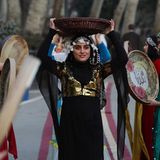 Yaldā oder Chella bezeichnet das traditionelle Fest der Sonne und der Wärme des Lebens, das im Iran und in Afghanistan in der letzten Herbstnacht stattfindet. Familien versammeln sich in den Häusern der Ältesten an einem Tisch, der mit symbolischen Gegenständen und Lebensmitteln geschmückt ist: Lampen als Symbol für Licht, Wasser als Symbol für Sauberkeit und rote Früchte wie Granatäpfel, Wassermelonen, Rote Bete, Jujube und Trauben als Symbole für Wärme. Die festliche Tradition steht nun auch auf der Unesco-Liste.