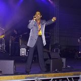 Am 14. November 2000 singt der damals im Exil lebende Rai-Star Cheb Khaled zum ersten Mal seit 13 Jahren bei einem Konzert in Algier. Rai, eine beliebte Volksmusik aus Algerien, die in den 1990er Jahren dank Stars wie Khaled weltberühmt wurde, steht nun auf der Unesco-Liste des immateriellen Kulturerbes.