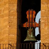 Im Laufe der Jahrhunderte hat das Glockenläuten in Spanien als Ausdrucks- und Kommunikationsmittel gedient und eine Reihe von sozialen Funktionen erfüllt, von der Informationsweitergabe bis hin zu Koordination, Schutz und Zusammenhalt. Die Glocken (wie hier in Cadiz) sind zudem ein zentraler Bestandteil lokaler Veranstaltungen, Feste und Aufführungen. Die Kunst des traditionellen Glockenläutens wird durch Glöcknergruppen, die den Brauch dokumentieren und erforschen, aber auch läuten und unterrichten, an die jüngeren Generationen weitergegeben.