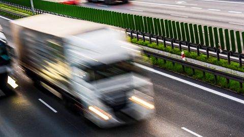 Nordrhein-Westfalen: Geisterfahrer auf der Autobahn - Lkw-Fahrer reagiert blitzschnell