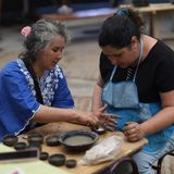 Mit bloßen Händen formen Marcela Rodriguez (l.) und Karen Fuentes (r.) kleine schwarze Keramikschalen. Die traditionellen Töpferwaren aus Quinchamalí und Santa Cruz de Cuca sind Teil der kulturellen Tradition der Mestizen in Zentralchile, die mit jahrhundertealten Techniken hergestellt werden. Zu den typischen Gebrauchsgegenständen gehören Töpfe und Geschirr, aber auch dekorative Figuren, die oftmals lokale Charaktere darstellen. Da die traditionelle Töpferpraktik durch Faktoren wie Abholzung und Abwanderung junger Menschen vom Aussterben bedroht ist, wird sie von der Unesco als dringend schutzbedürftiges immaterielles Kulturerbe anerkannt.