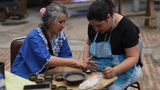 Mit bloßen Händen formen Marcela Rodriguez (l.) und Karen Fuentes (r.) kleine schwarze Keramikschalen. Die traditionellen Töpferwaren aus Quinchamalí und Santa Cruz de Cuca sind Teil der kulturellen Tradition der Mestizen in Zentralchile, die mit jahrhundertealten Techniken hergestellt werden. Zu den typischen Gebrauchsgegenständen gehören Töpfe und Geschirr, aber auch dekorative Figuren, die oftmals lokale Charaktere darstellen. Da die traditionelle Töpferpraktik durch Faktoren wie Abholzung und Abwanderung junger Menschen vom Aussterben bedroht ist, wird sie von der Unesco als dringend schutzbedürftiges immaterielles Kulturerbe anerkannt.