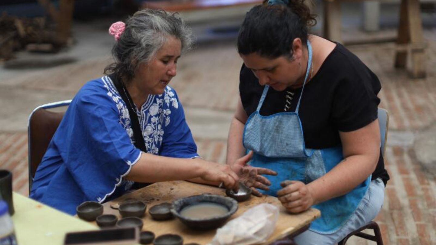 Töpferwaren aus Chile Mit bloßen Händen formen Marcela Rodriguez (l.) und Karen Fuentes (r.) kleine schwarze Keramikschalen. Die traditionellen Töpferwaren aus Quinchamalí und Santa Cruz de Cuca sind Teil der kulturellen Tradition der Mestizen in Zentralchile, die mit jahrhundertealten Techniken hergestellt werden. Zu den typischen Gebrauchsgegenständen gehören Töpfe und Geschirr, aber auch dekorative Figuren, die oftmals lokale Charaktere darstellen. Da die traditionelle Töpferpraktik durch Faktoren wie Abholzung und Abwanderung junger Menschen vom Aussterben bedroht ist, wird sie von der Unesco als dringend schutzbedürftiges immaterielles Kulturerbe anerkannt.