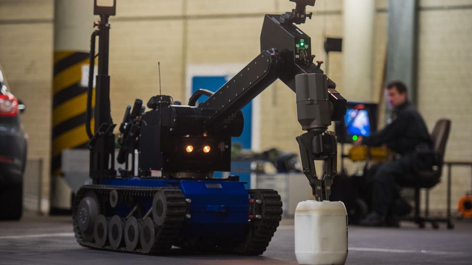 Ein Polizist demonstriert einen ferngesteuerten Roboter zur Bombenentschärfung