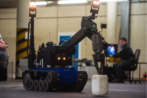 Ein Polizist demonstriert einen ferngesteuerten Roboter zur Bombenentschärfung