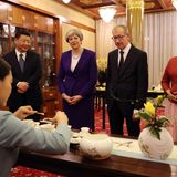 Tea Time in China: Die damalige britische Premierministerin Theresa May (zweite v. l.) nimmt 2018 an einer Teezeremonie mit Chinas Präsidenten Xi Jinping teil. Tee ist im täglichen Leben Chinas allgegenwärtig und wird Zuhause, am Arbeitsplatz, in Restaurants und Tempeln serviert. Die traditionelle Tee-Verarbeitung umfasst dabei sowohl die Bewirtschaftung von Teeplantagen als auch die Ernte, Verarbeitung und den Konsum verschiedener Tees. Nun wird die Tradition offiziell als immaterielles Weltkulturerbe gewürdigt.
