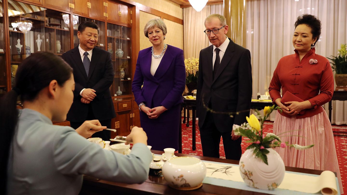 Chinesische Teezeremonie Tea Time in China: Die damalige britische Premierministerin Theresa May (zweite v. l.) nimmt 2018 an einer Teezeremonie mit Chinas Präsidenten Xi Jinping teil. Tee ist im täglichen Leben Chinas allgegenwärtig und wird Zuhause, am Arbeitsplatz, in Restaurants und Tempeln serviert. Die traditionelle Tee-Verarbeitung umfasst dabei sowohl die Bewirtschaftung von Teeplantagen als auch die Ernte, Verarbeitung und den Konsum verschiedener Tees. Nun wird die Tradition offiziell als immaterielles Weltkulturerbe gewürdigt.