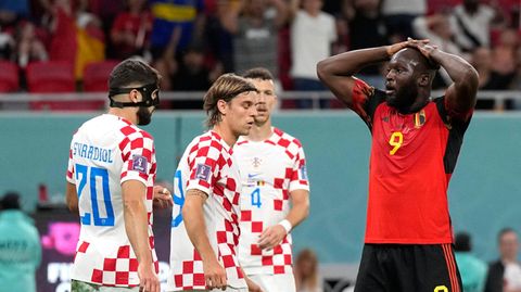 Romelu Lukaku (M.) schaut fassungslos nach einer vergebenen Torchance – und scheidet mit Belgien aus der WM aus