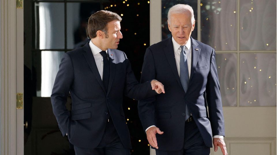 Frankreichs Präsident Emmanuel Macron (l.) und US-Präsident Joe Biden