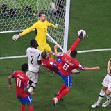 Die Fußballwelt steht Kopf  Die vogelwilde deutsche Defensive sieht erneut schlecht aus: Juan Vargas trifft in der 70. Minute zur 2:1-Führung für Costa Rica. Auch im Parallelspiel führt Japan weiter gegen Spanien, aktuell wären Deutschland und Spanien ausgeschieden. 
