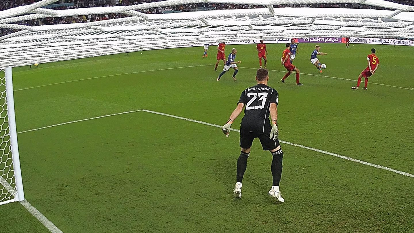 Japan jubelt: Der erste Rückschlag Nach der Pause geht es bergab mit den deutschen Hoffnungen. Ritsu Doan, der bereits im ersten Spiel gegen Deutschland den 1:1-Ausgleich erzielte, nimmt vom Strafraumeck Maß und trifft in der 48. Minute zum Ausgleich. Japan und Deutschland sind zu diesem Zeitpunkt punkt- und torgleich, die Asiaten aber weiter, weil sie den direkten Vergleich gewonnen haben. Der erste Rückschlag Nach der Pause geht es bergab mit den deutschen Hoffnungen. Ritsu Doan, der bereits im ersten Spiel gegen Deutschland den 1:1-Ausgleich erzielte, nimmt vom Strafraumeck Maß und trifft in der 48. Minute zum Ausgleich. Japan und Deutschland sind zu diesem Zeitpunkt punkt- und torgleich, die Asiaten aber weiter, weil sie den direkten Vergleich gewonnen haben.