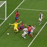 Dritter Rückschlag binnen zehn Minuten  Nicht nur beim Parallelspiel läuft es nicht für Deutschland, auch auf dem eigenen Platz wird die DFB-Elf für kapitale Abwehrfehler bestraft. Beinahe mühelos dürfen sich Costa Ricas Spieler durch die deutsche Abwehr kombinieren. Die Folge: Yeltsin Tejeda (Nummer 17) trifft in der 58. Minute zum Ausgleich. Deutschland bräuchte jetzt sieben Tore zum Weiterkommen.