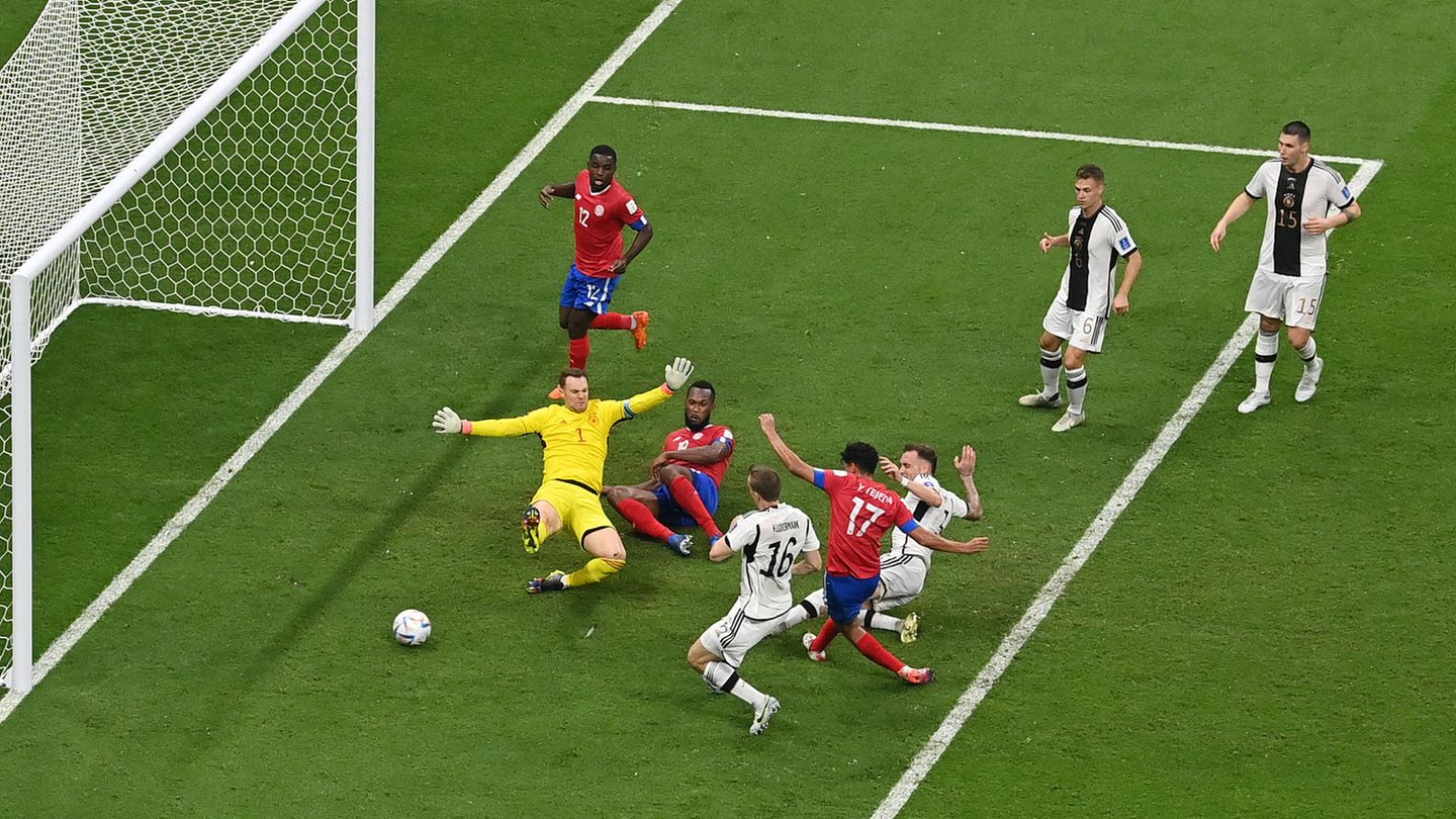 Japan jubelt: Dritter Rückschlag binnen zehn Minuten Nicht nur beim Parallelspiel läuft es nicht für Deutschland, auch auf dem eigenen Platz wird die DFB-Elf für kapitale Abwehrfehler bestraft. Beinahe mühelos dürfen sich Costa Ricas Spieler durch die deutsche Abwehr kombinieren. Die Folge: Yeltsin Tejeda (Nummer 17) trifft in der 58. Minute zum Ausgleich. Deutschland bräuchte jetzt sieben Tore zum Weiterkommen. Dritter Rückschlag binnen zehn Minuten Nicht nur beim Parallelspiel läuft es nicht für Deutschland, auch auf dem eigenen Platz wird die DFB-Elf für kapitale Abwehrfehler bestraft. Beinahe mühelos dürfen sich Costa Ricas Spieler durch die deutsche Abwehr kombinieren. Die Folge: Yeltsin Tejeda (Nummer 17) trifft in der 58. Minute zum Ausgleich. Deutschland bräuchte jetzt sieben Tore zum Weiterkommen.