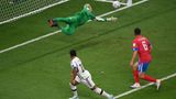 Guter Start  Deutschland drückt von Beginn an auf das schnelle Tor, das Jamal Musiala und Thomas Müller zunächst verpassen. Nach zehn Minuten aber jubelt Deutschland, Serge Gnabry trifft nach einer Flanke von David Raum mit dem Kopf zur verdienten Führung. Doch danach stottert der deutsche Angriffsmotor. Statt Spanien mit weiteren Treffern unter Druck zu setzen, läuft nur noch sehr wenig beim DFB-Team zusammen.