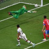 Guter Start  Deutschland drückt von Beginn an auf das schnelle Tor, das Jamal Musiala und Thomas Müller zunächst verpassen. Nach zehn Minuten aber jubelt Deutschland, Serge Gnabry trifft nach einer Flanke von David Raum mit dem Kopf zur verdienten Führung. Doch danach stottert der deutsche Angriffsmotor. Statt Spanien mit weiteren Treffern unter Druck zu setzen, läuft nur noch sehr wenig beim DFB-Team zusammen.