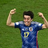 Der nächste Schock  Nur drei Minuten nach dem Ausgleich liegt der Ball erneut im spanischen Netz. Der Düsseldorfer Ao Tanaka verwertet ein Zuspiel aus kurzer Distanz. Wie schon im Spiel gegen Deutschland treffen zwei Japaner, die in Deutschland ihr Geld verdienen. Minutenlang wird geprüft, ob der Ball vor der Flanke im Toraus war, letztlich aber der Treffer gegeben. Japan wäre mit diesem Zwischenstand Gruppensieger, Deutschland und Costa Rica raus.