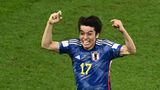 Der nächste Schock  Nur drei Minuten nach dem Ausgleich liegt der Ball erneut im spanischen Netz. Der Düsseldorfer Ao Tanaka verwertet ein Zuspiel aus kurzer Distanz. Wie schon im Spiel gegen Deutschland treffen zwei Japaner, die in Deutschland ihr Geld verdienen. Minutenlang wird geprüft, ob der Ball vor der Flanke im Toraus war, letztlich aber der Treffer gegeben. Japan wäre mit diesem Zwischenstand Gruppensieger, Deutschland und Costa Rica raus.