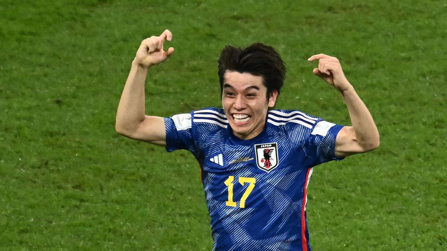 Japan jubelt: Der nächste Schock Nur drei Minuten nach dem Ausgleich liegt der Ball erneut im spanischen Netz. Der Düsseldorfer Ao Tanaka verwertet ein Zuspiel aus kurzer Distanz. Wie schon im Spiel gegen Deutschland treffen zwei Japaner, die in Deutschland ihr Geld verdienen. Minutenlang wird geprüft, ob der Ball vor der Flanke im Toraus war, letztlich aber der Treffer gegeben. Japan wäre mit diesem Zwischenstand Gruppensieger, Deutschland und Costa Rica raus. Der nächste Schock Nur drei Minuten nach dem Ausgleich liegt der Ball erneut im spanischen Netz. Der Düsseldorfer Ao Tanaka verwertet ein Zuspiel aus kurzer Distanz. Wie schon im Spiel gegen Deutschland treffen zwei Japaner, die in Deutschland ihr Geld verdienen. Minutenlang wird geprüft, ob der Ball vor der Flanke im Toraus war, letztlich aber der Treffer gegeben. Japan wäre mit diesem Zwischenstand Gruppensieger, Deutschland und Costa Rica raus.