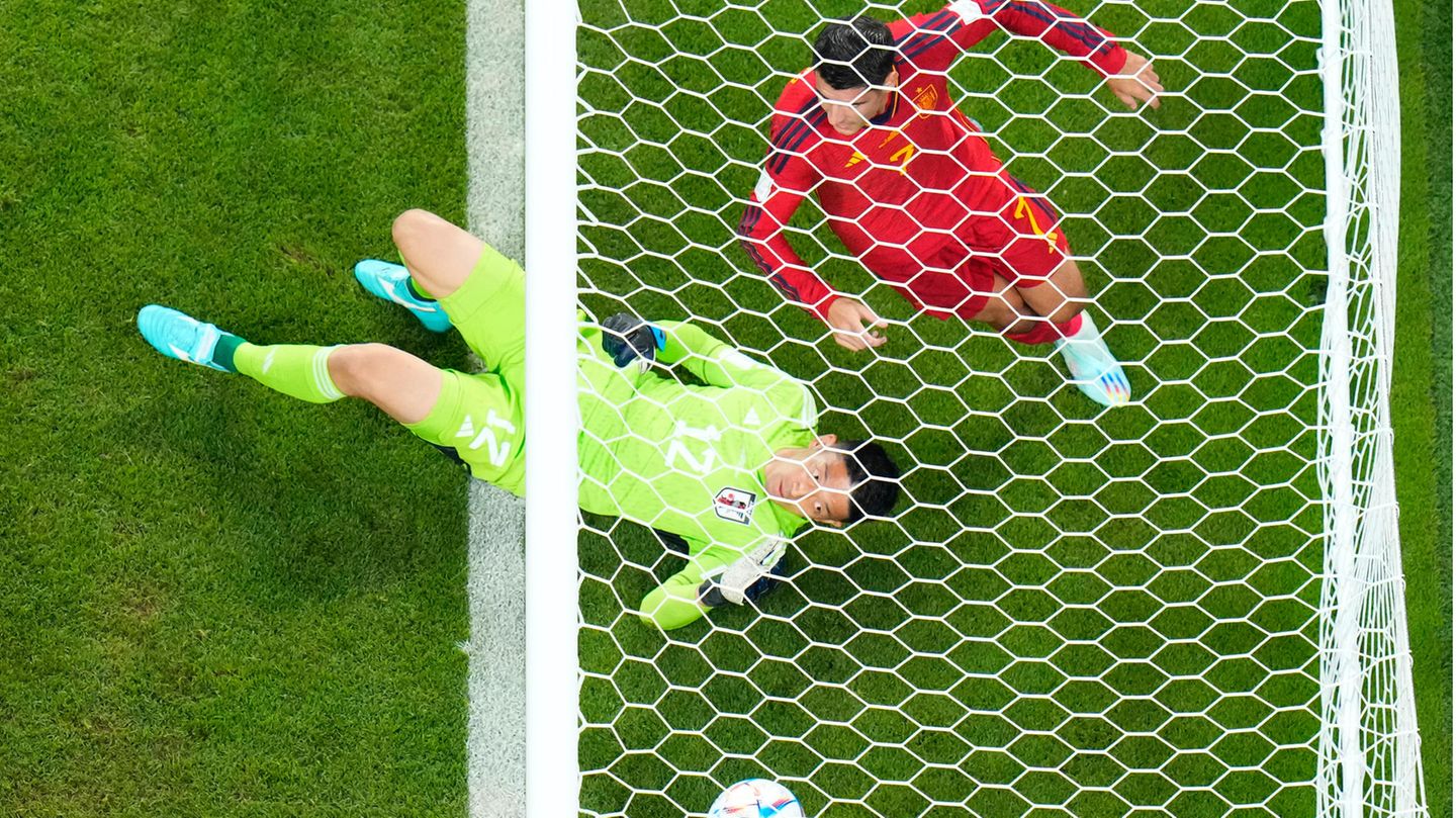 Alles läuft nach Plan  Nur eine Minute nach dem deutschen Führungstreffer jubelt auch Spanien gegen Japan. Alvaro Morata trifft aus kurzer Distanz zur frühen Führung. Stand jetzt wäre das deutsche Team weiter. 