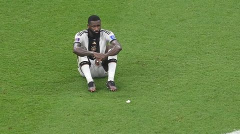 Fassungslos: Antonio Rüdiger sitzt nach dem Ausscheiden bei der WM in Katar auf dem Rasen