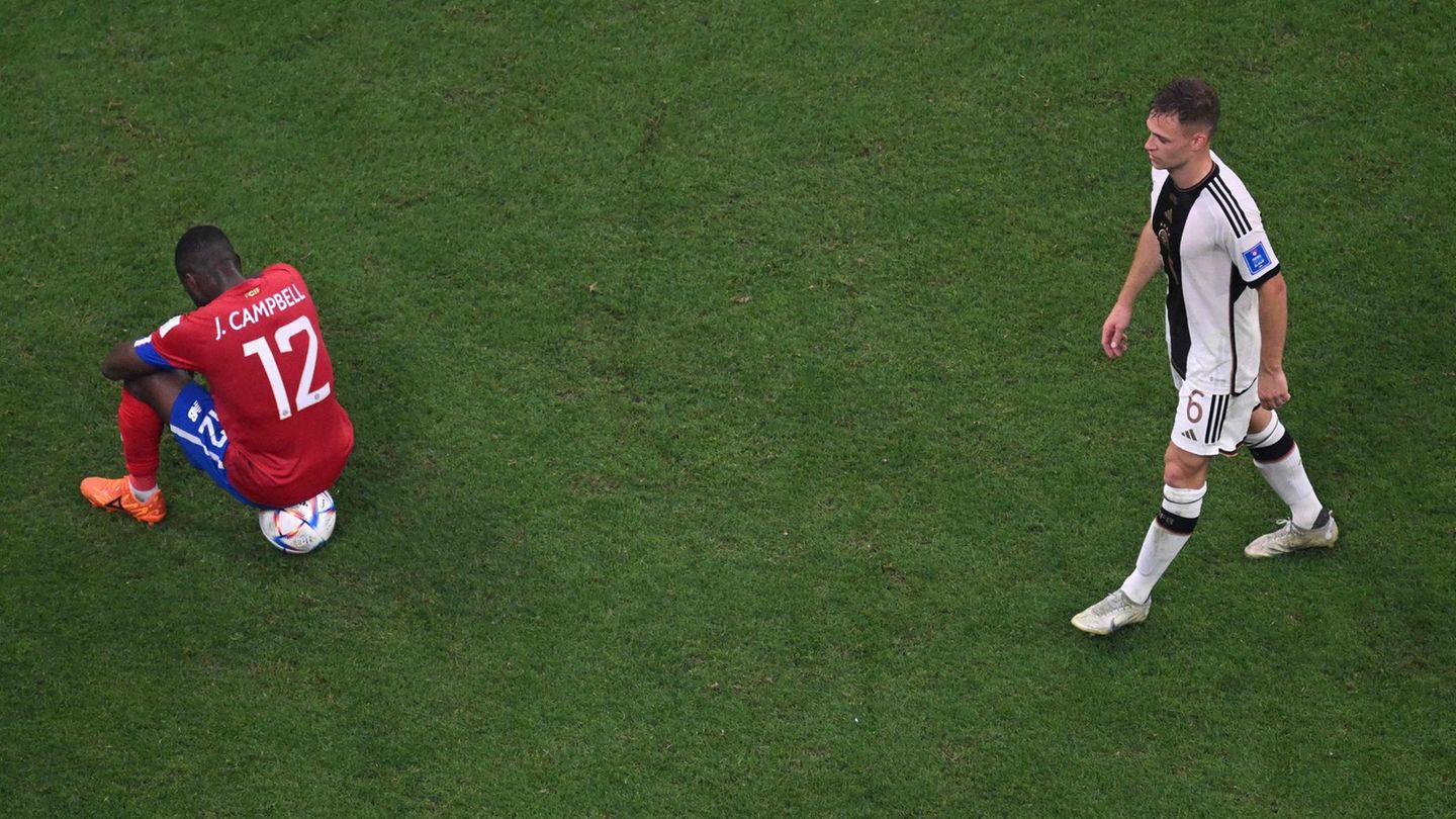 Japan jubelt: Zerplatzte Träume Während Japan und Spanien feiern, sitzen im Al-Bayt Stadium nur betroffene Mienen auf dem Platz. Sowohl Costa Rica als auch Deutschland sind in der Vorrunde ausgeschieden. Für die einstige Turniermannschaft Deutschland ist es das zweite Vorrunden-Aus bei einer WM in Folge. Zerplatzte Träume Während Japan und Spanien feiern, sitzen im Al-Bayt Stadium nur betroffene Mienen auf dem Platz. Sowohl Costa Rica als auch Deutschland sind in der Vorrunde ausgeschieden. Für die einstige Turniermannschaft Deutschland ist es das zweite Vorrunden-Aus bei einer WM in Folge.