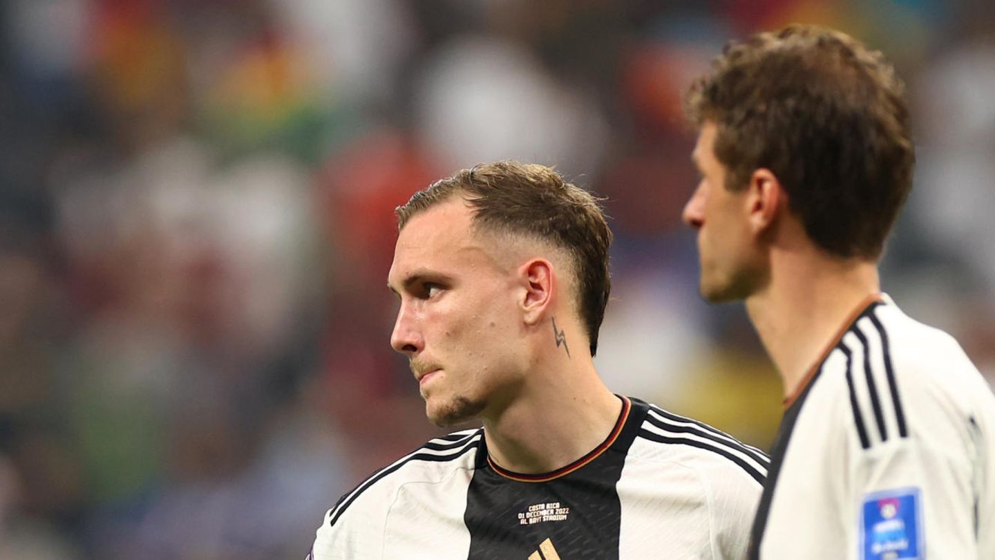 Zwei weiße Fußball-Profis in schwarz-weißen Trikots stehen enttäuscht auf dem Rasen