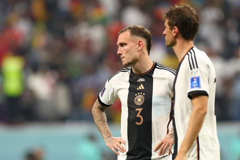 Zwei weiße Fußball-Profis in schwarz-weißen Trikots stehen enttäuscht auf dem Rasen